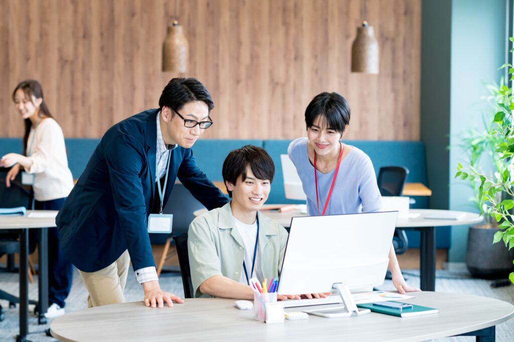 オフィスで働くビジネスパーソン