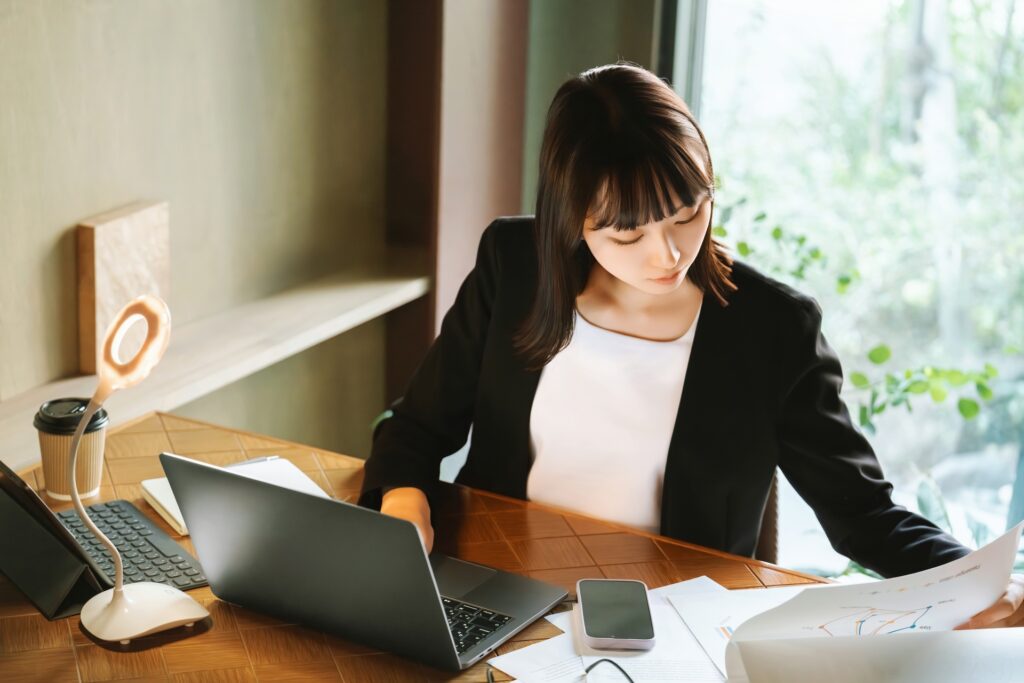 オフィスでパソコンを使う女性