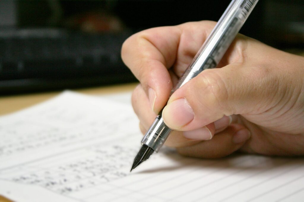 履歴書を書く手