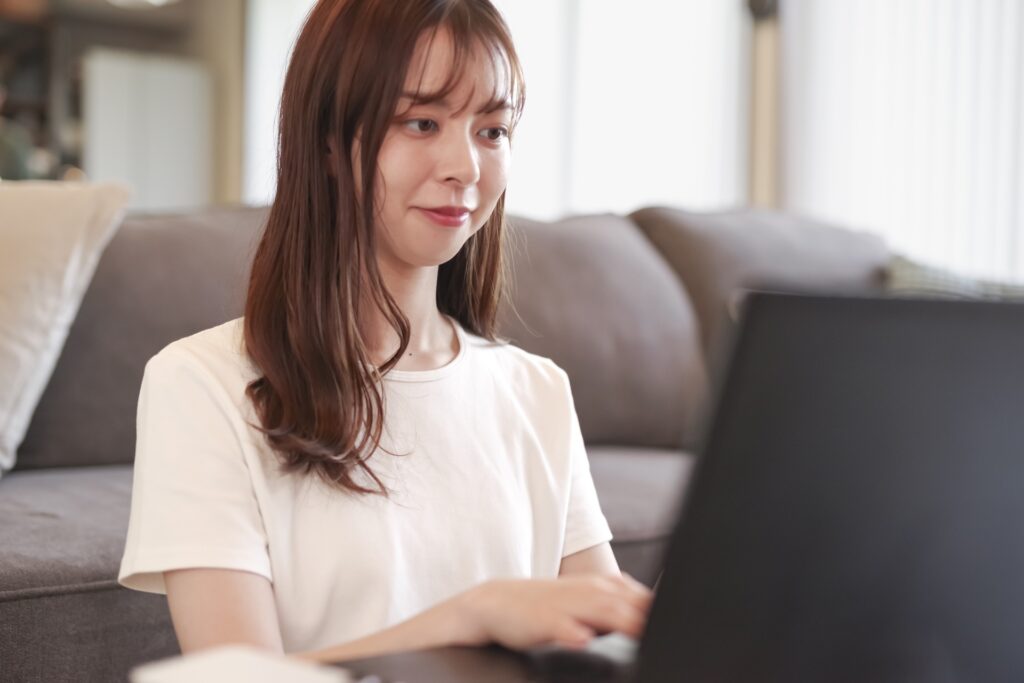 リビングでパソコンを操作する女性