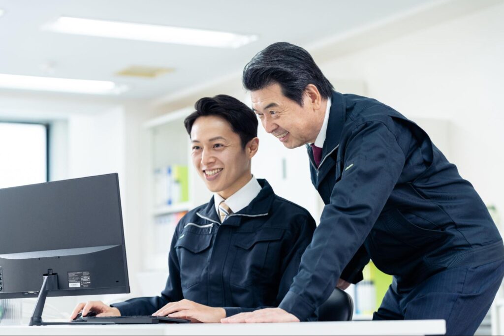 オフィスで働くエンジニア