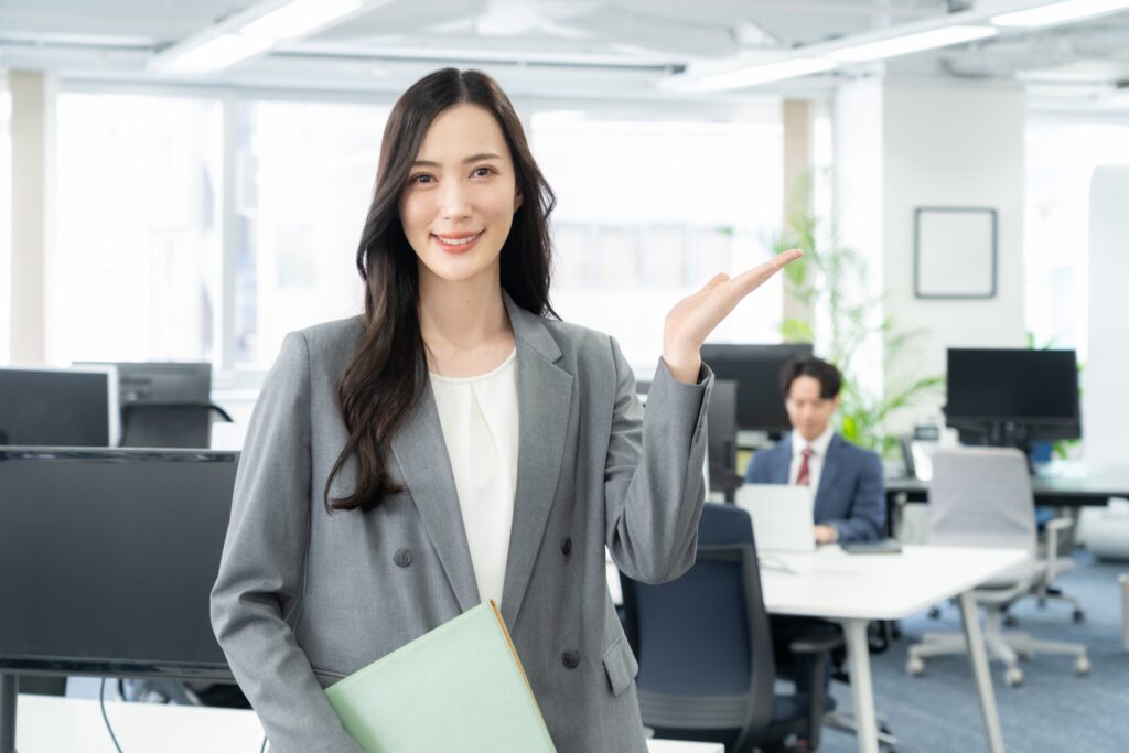 オフィスで仕事をする若いビジネスウーマン