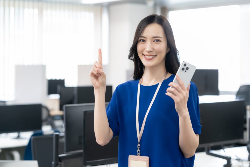 オフィスカジュアルの若い女性エンジニア