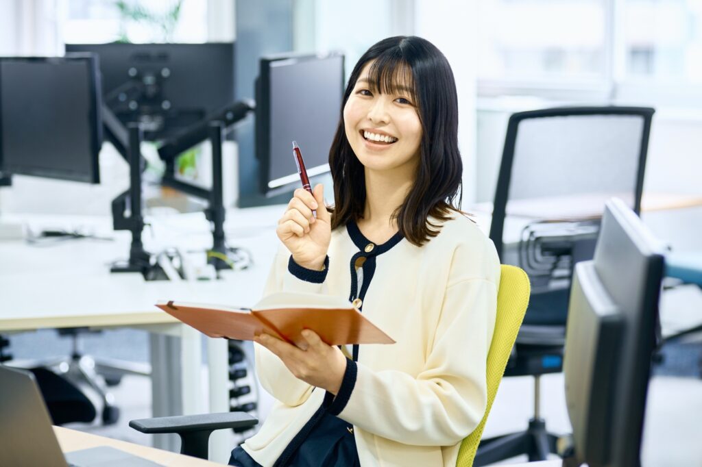 ノート　仕事　ビジネスウーマン　デスク