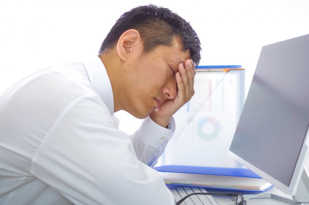 デスク仕事に疲れた男性
