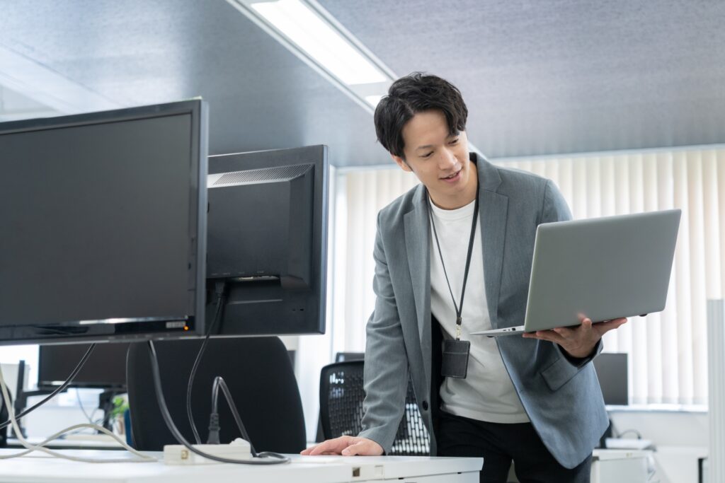 オフィスカジュアルの若い男性エンジニア