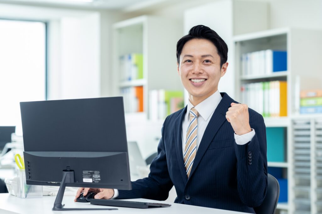 オフィスで働くビジネスマン