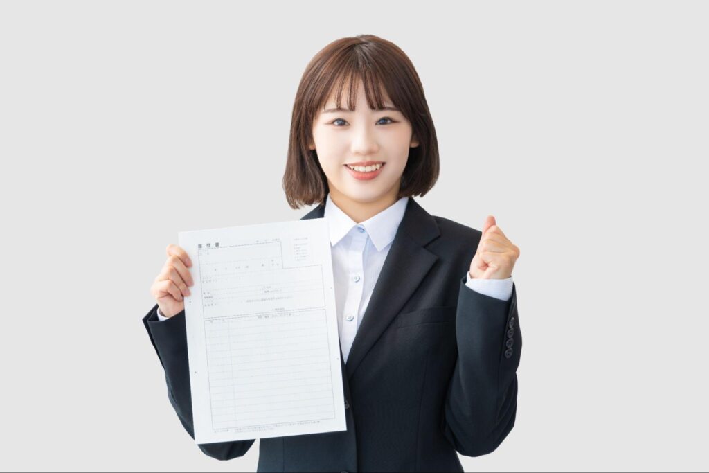 履歴書を持つ就活生の若い女性