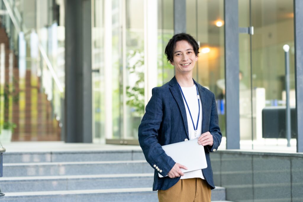 オフィスで働くエンジニア