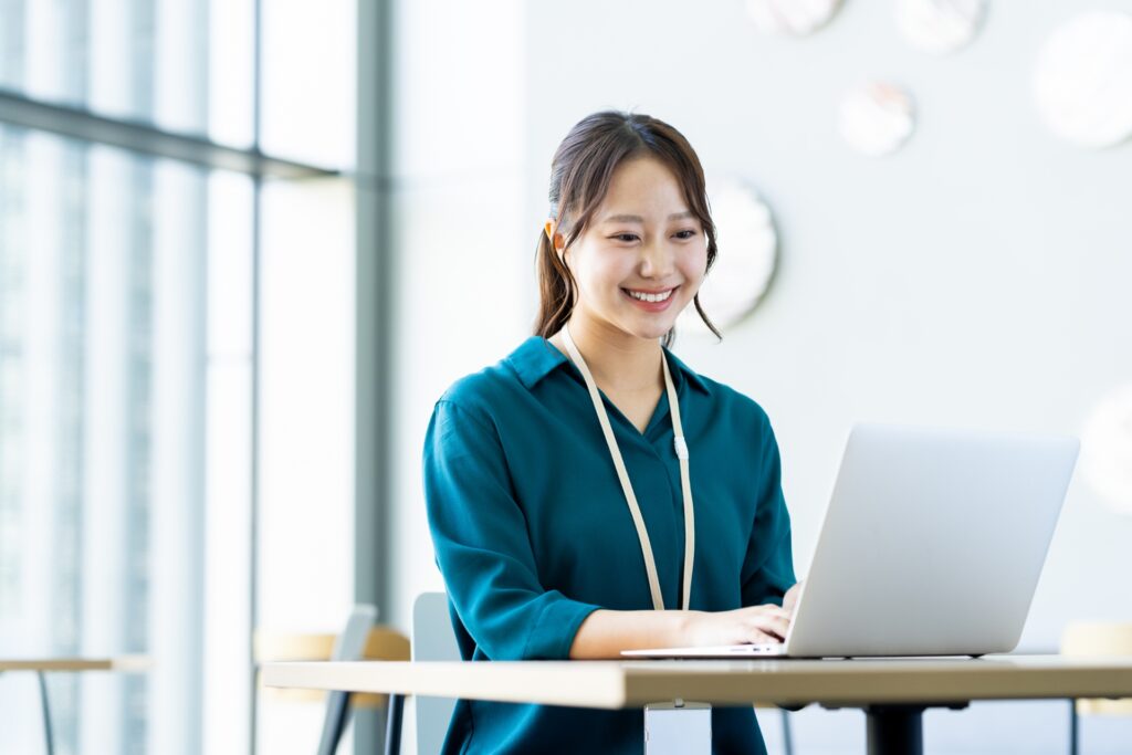 オフィスで働く若いエンジニア