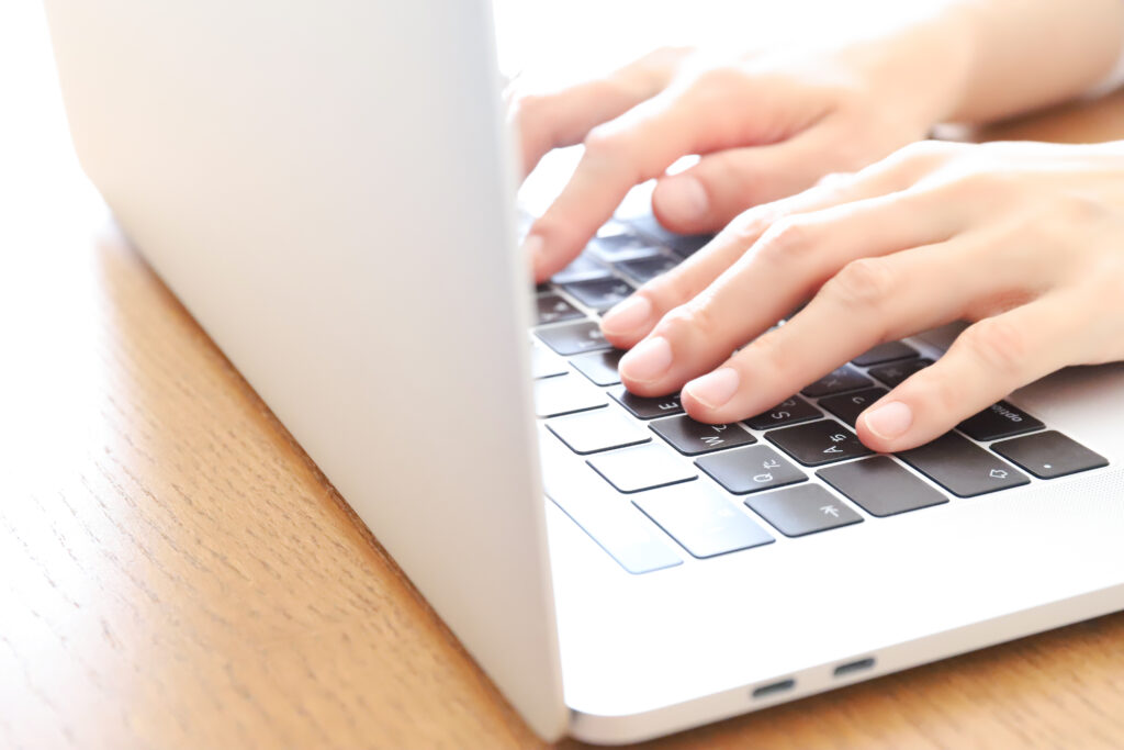 パソコンを触る手元