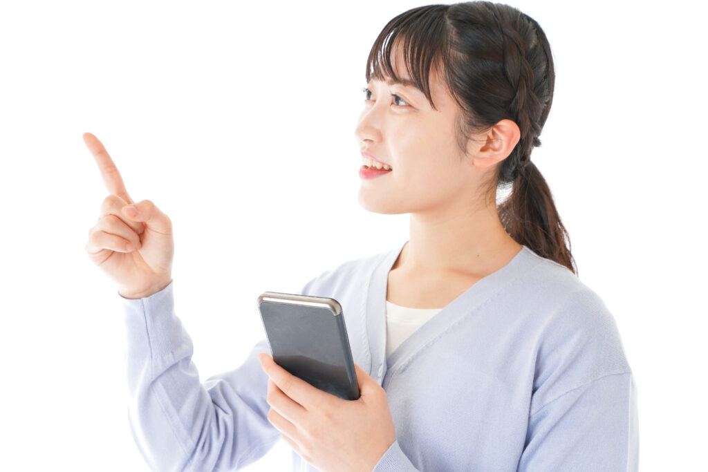 スマホで操作する若い女性
