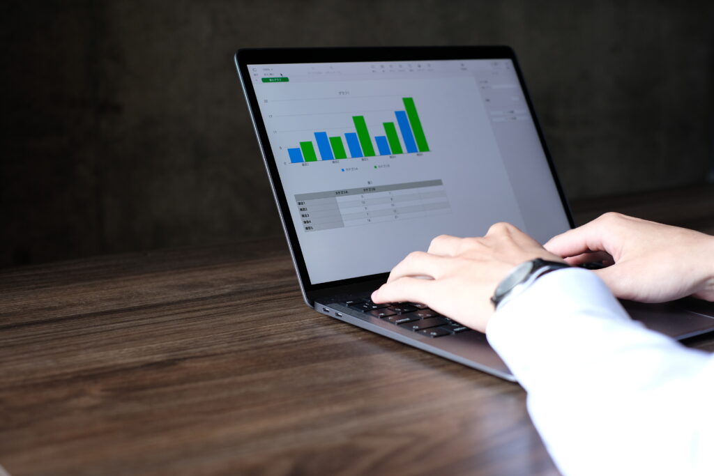 パソコン作業をする男性会社員の手元