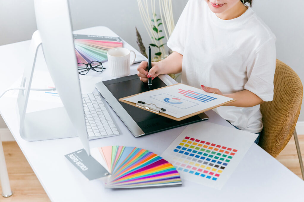 マーケティングを考える女性