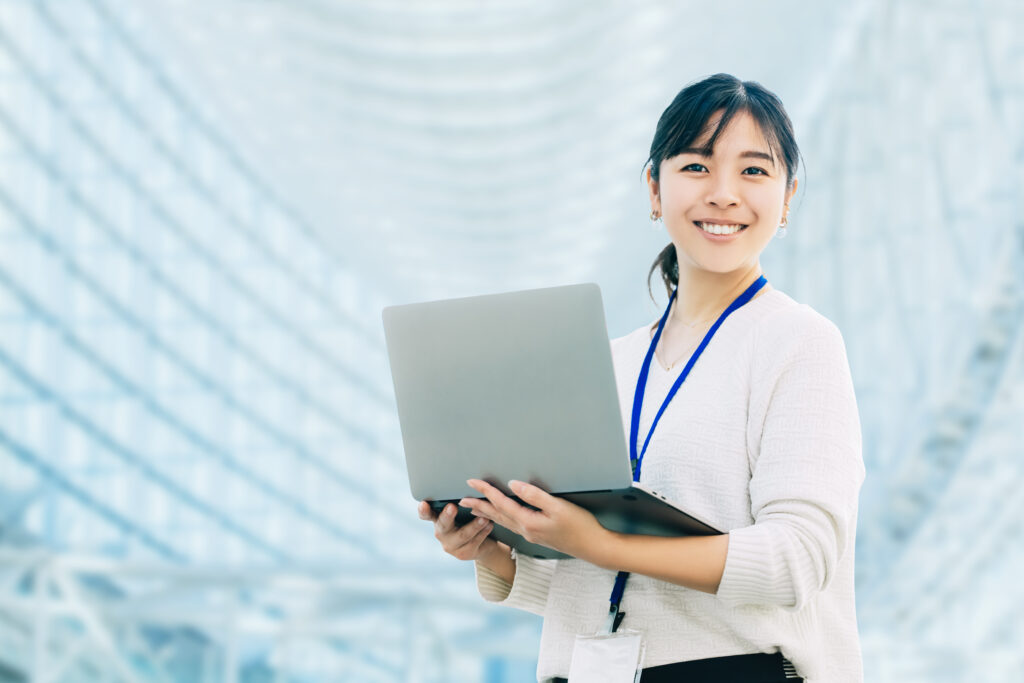 ノートパソコンを持つ女性ビジネスマン