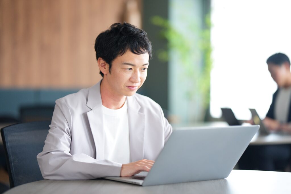 パソコンをする男性