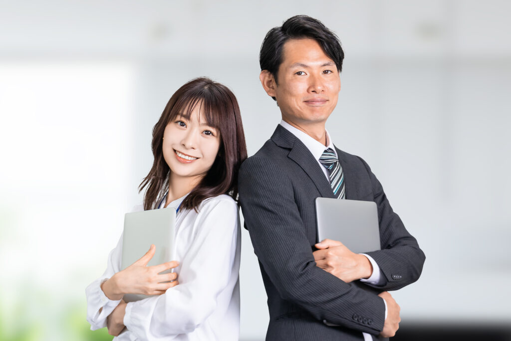 ノートパソコンを持つ男女のビジネスマン