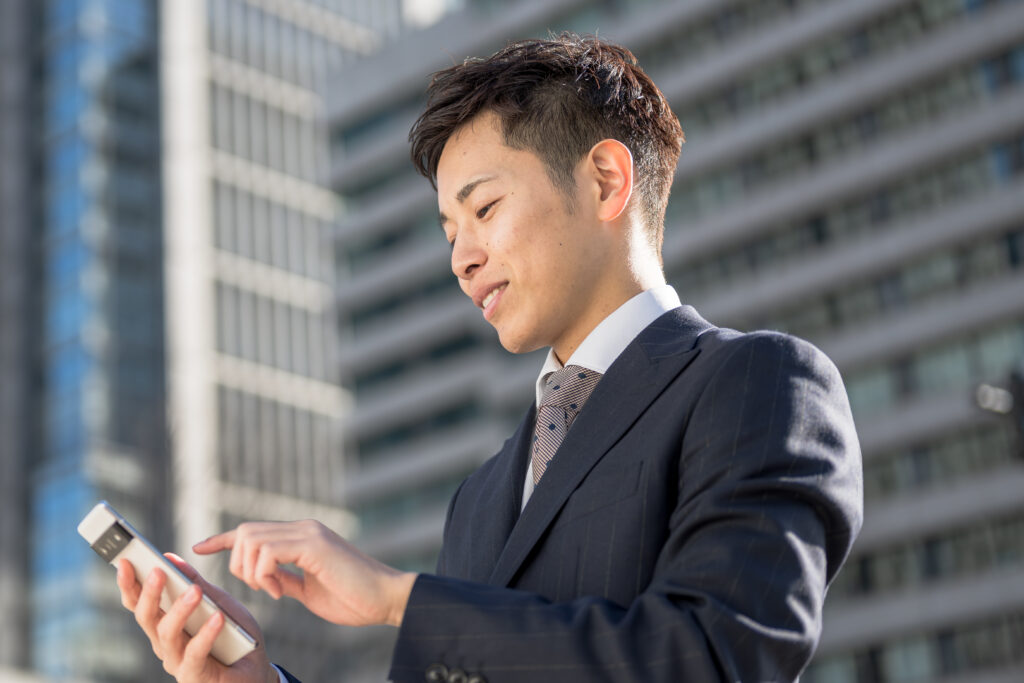 スマホを見るビジネスマン