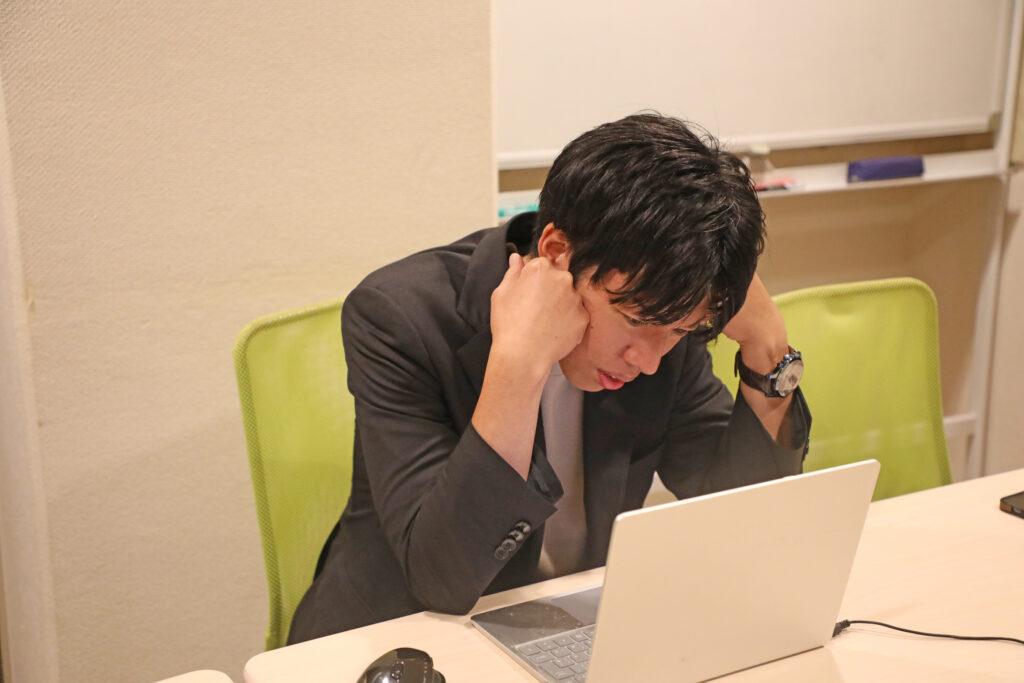 頭を抱えるビジネスマン