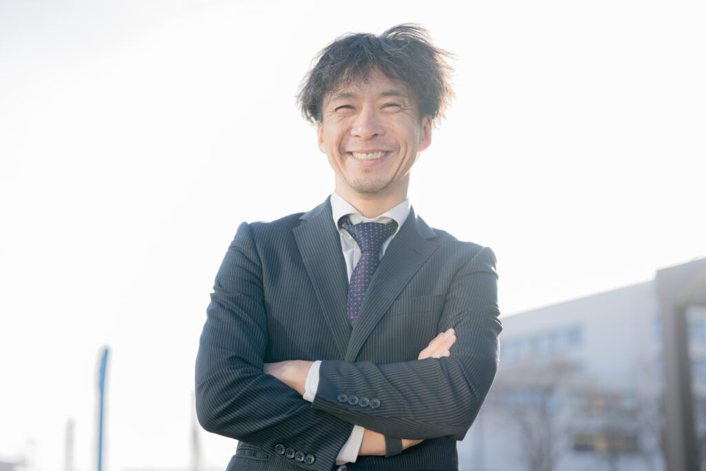 腕を組むビジネスマン