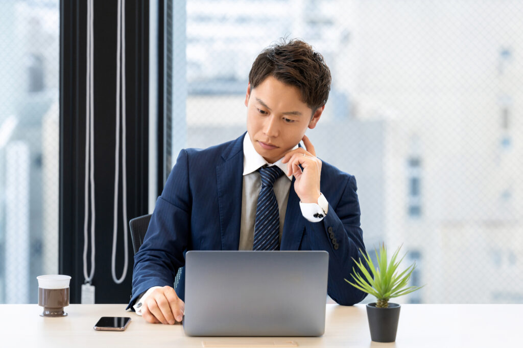 ノートパソコンを使う男性ビジネスマン