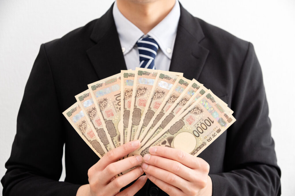 お金を手に持つビジネスマン