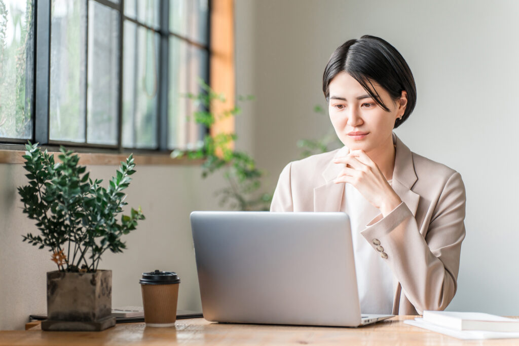 テレワークする女性
