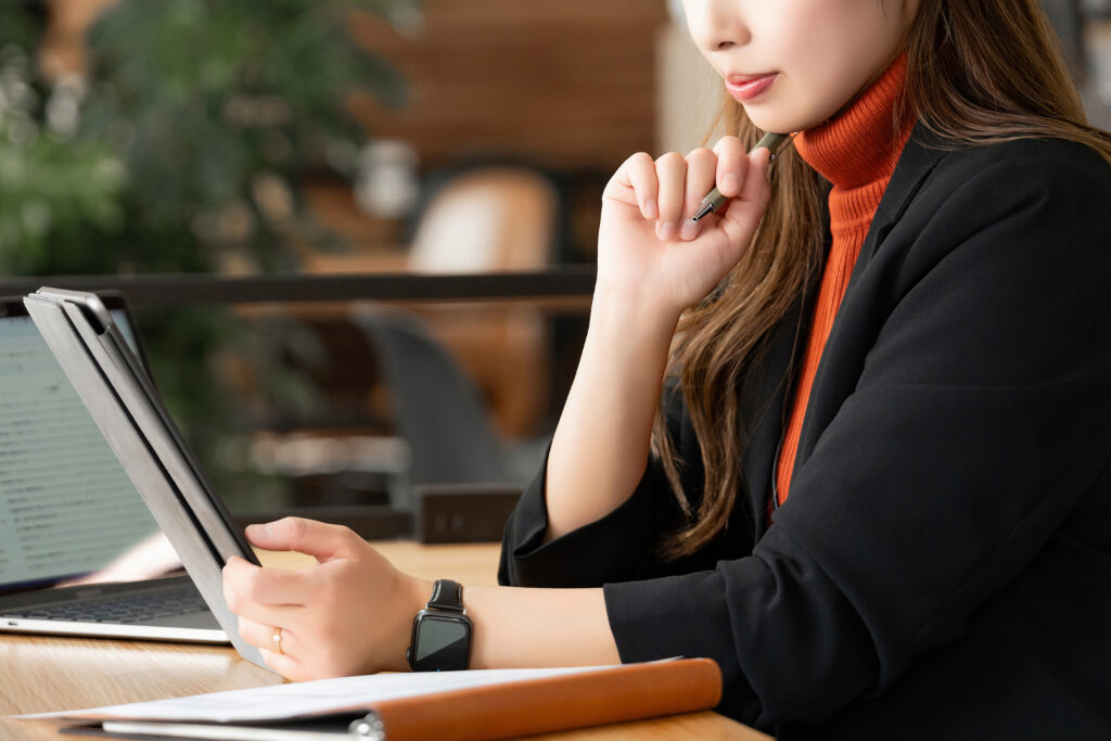 デスクワークをする女性