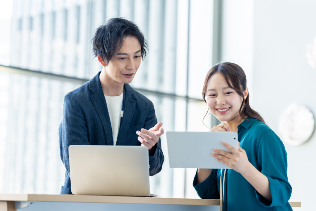 オフィスで働くエンジニア