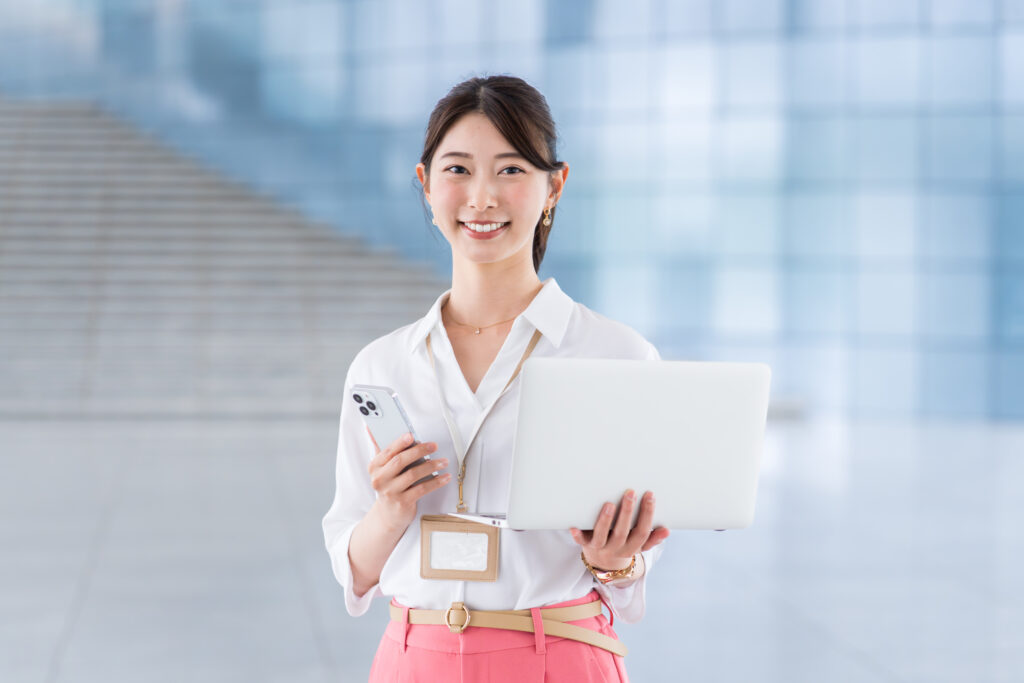 オフィスで働く若いエンジニア