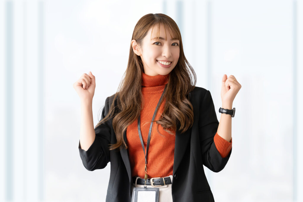 ガッツポーズをする女性