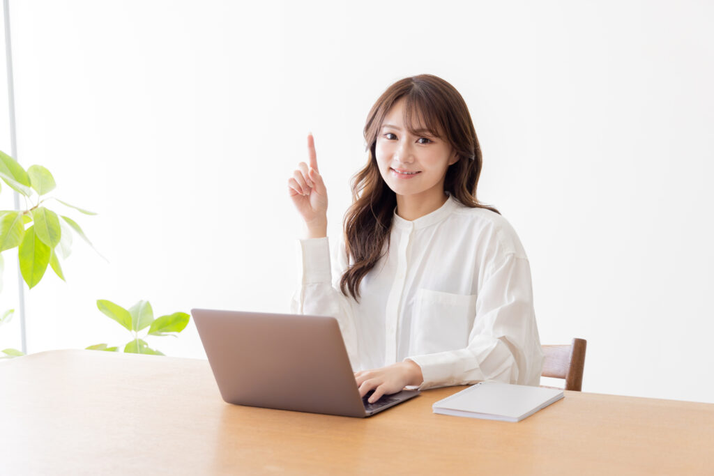 パソコンを使う女性