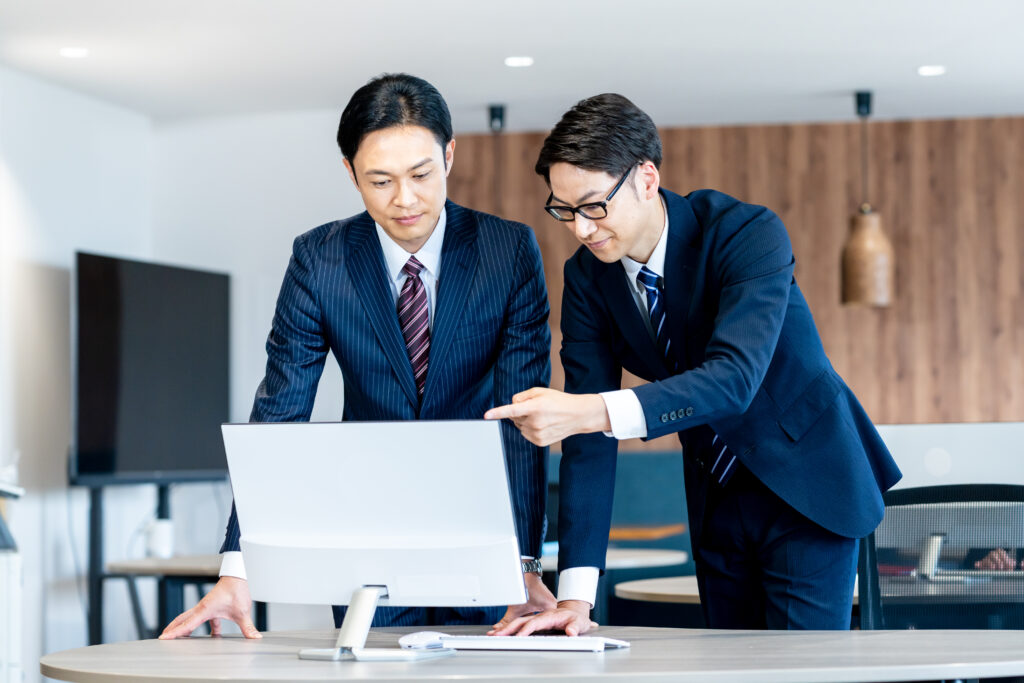 打ち合わせするビジネスマン