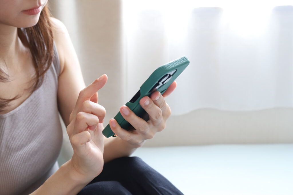 スマートフォンを使う女性