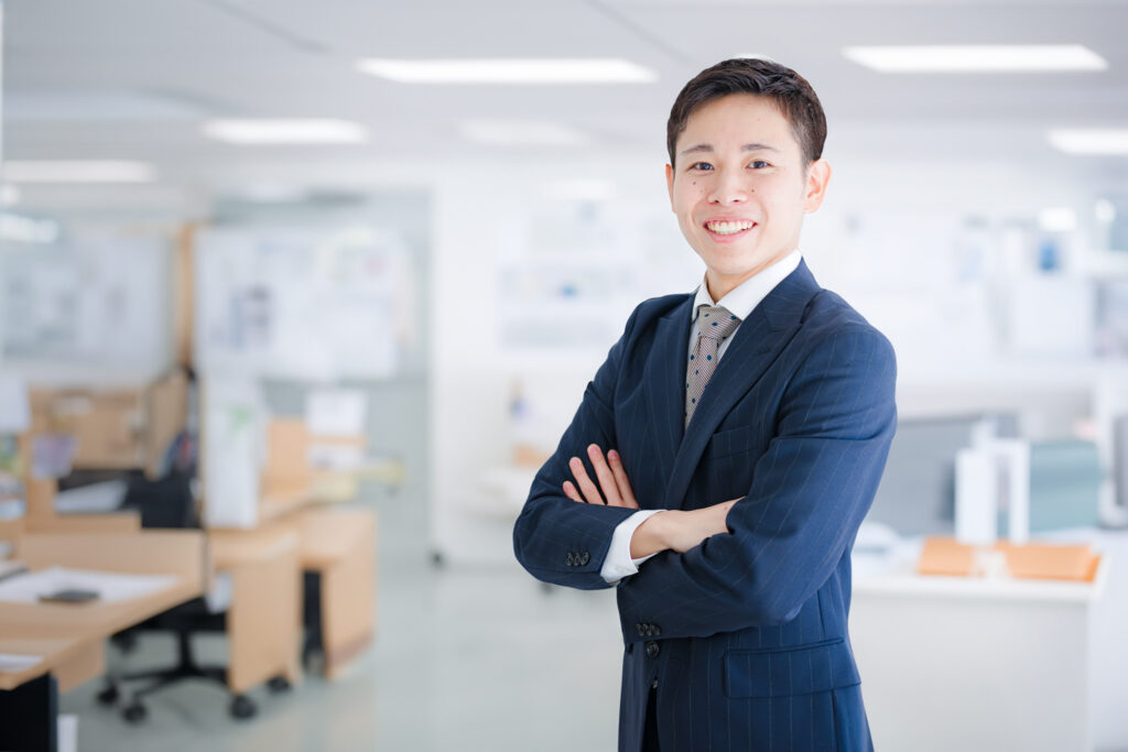 腕組みするビジネスマン