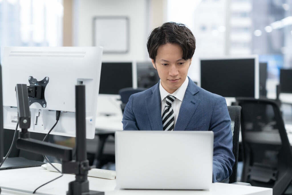 オフィスで仕事をする若いビジネスマン