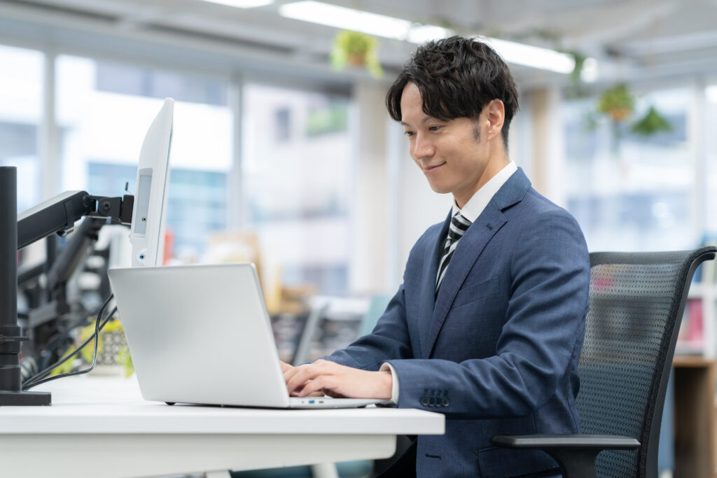 オフィスで仕事をする若いビジネスマン