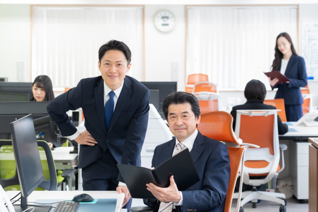 オフィスで仕事をする男性