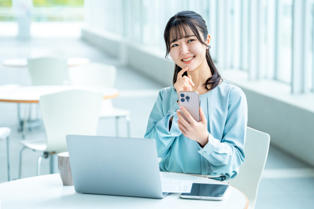 スマホを見て考えごとをする女性