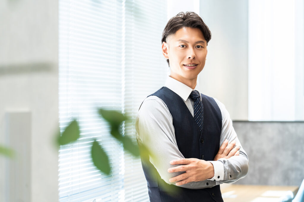 組みをする男性ビジネスマン