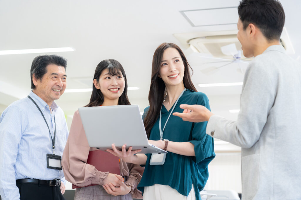 オフィスで働く男女のエンジニア