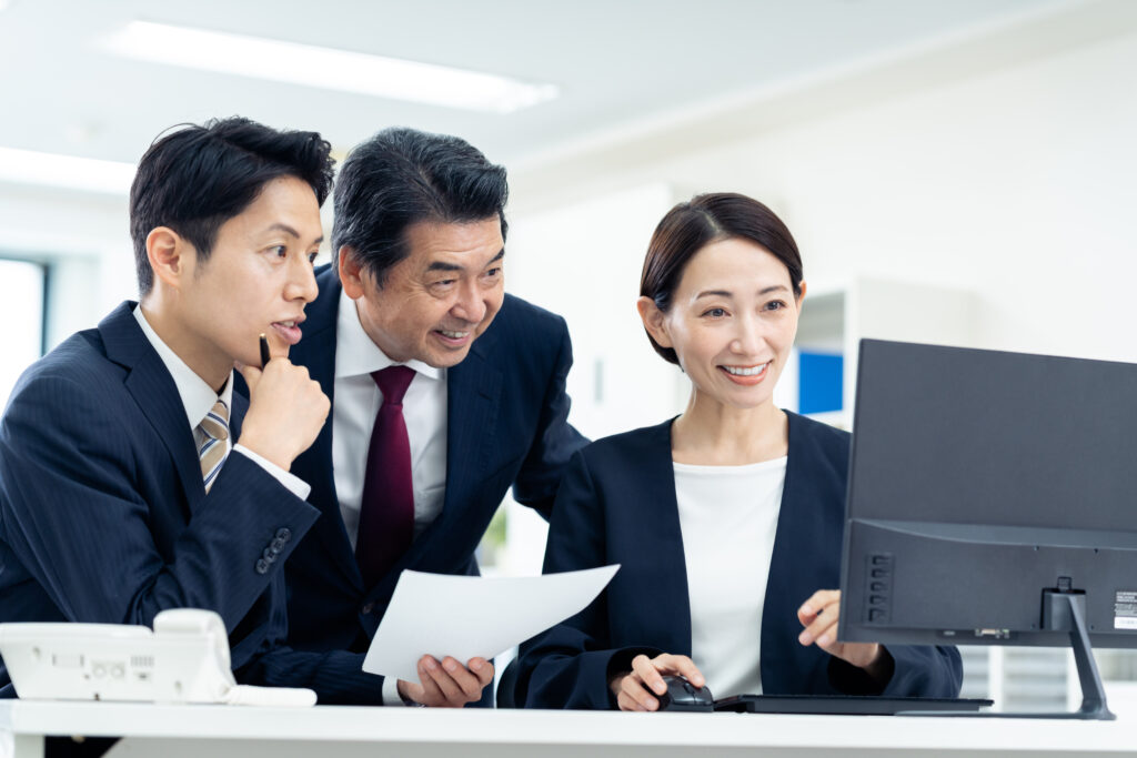 オフィスで働くビジネスマン