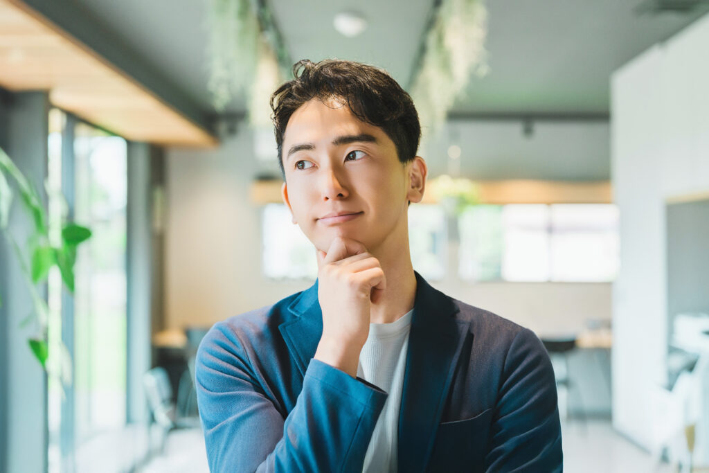 考えごとをする男性