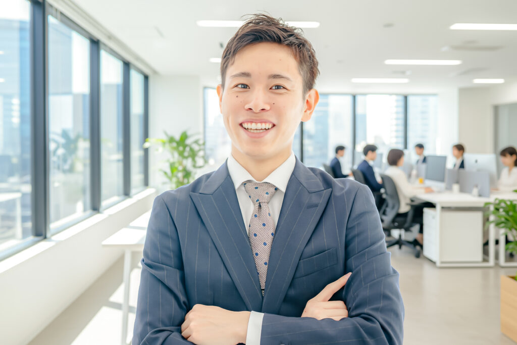 腕組みするビジネスマン