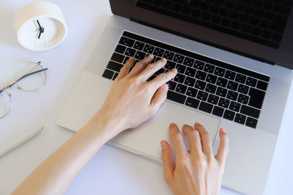 パソコンを使う手元
