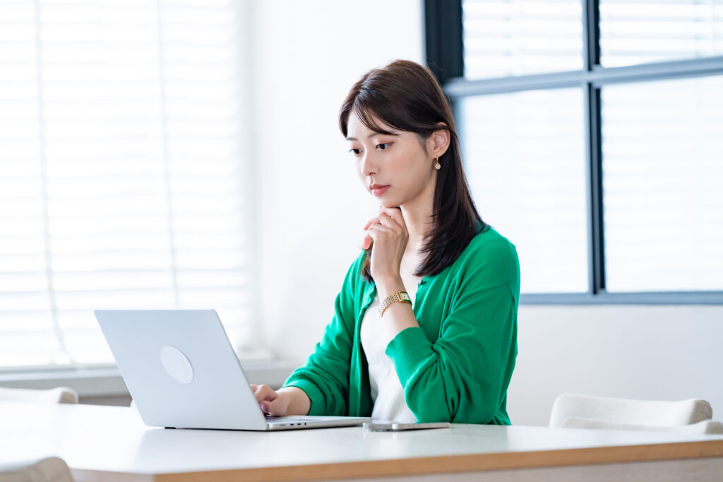 仕事をする女性