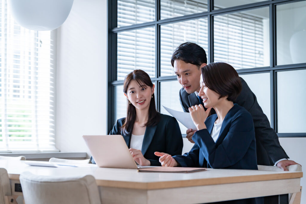 パソコンを見て議論をするビジネスマン