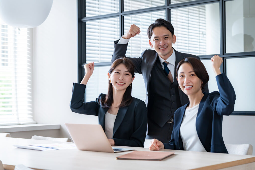 ガッツポーズをするビジネスマン