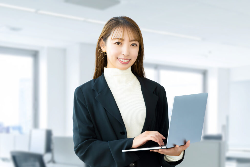 パソコンを持つ女性