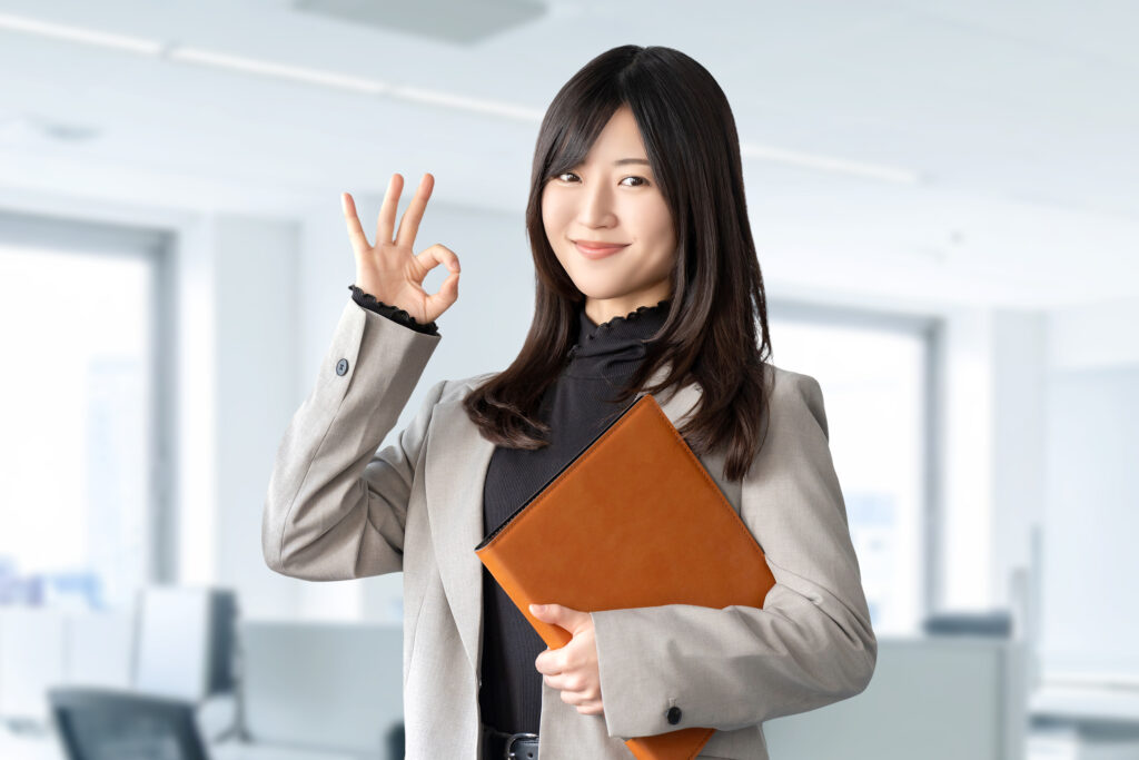 OKポーズをする笑顔の女性